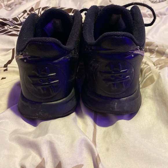 Nike Kyries - Picture 3 of 3
